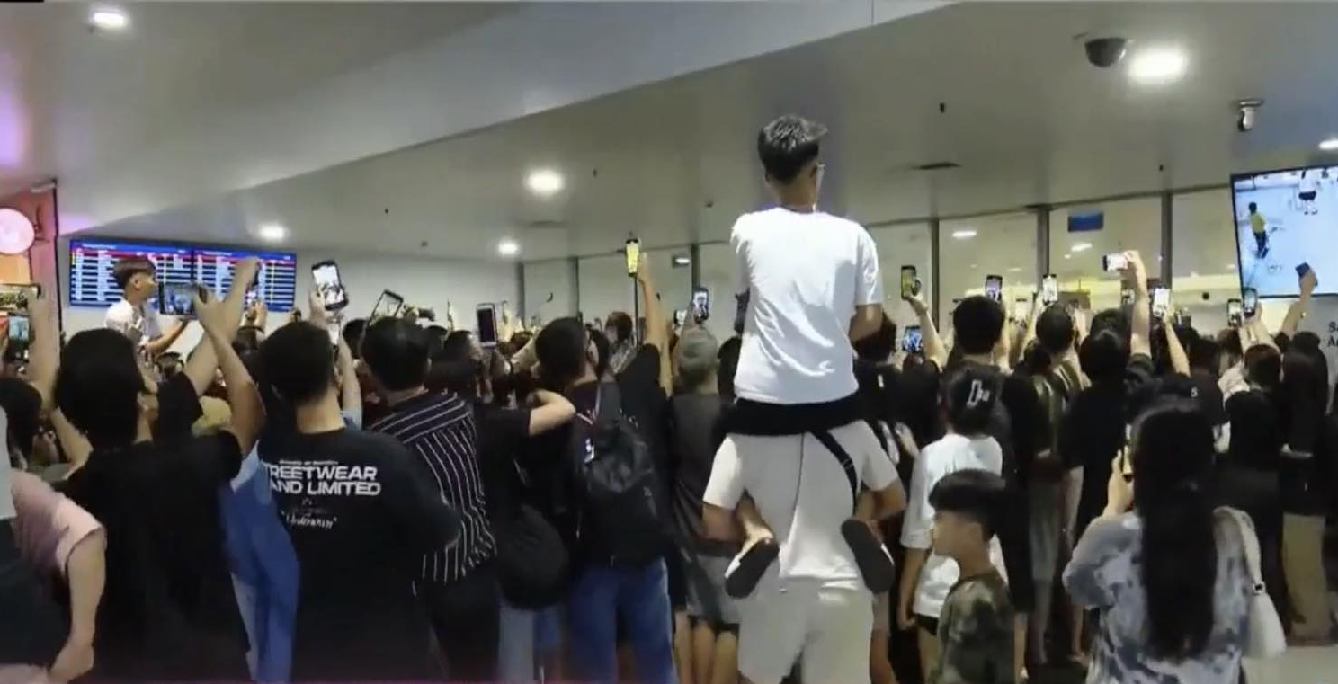 BLACKPINK sử dụng cổng VIP di chuyển khỏi sân bay Nội Bài, đám đông fan chờ đến tận khuya chưng hửng - ảnh 3