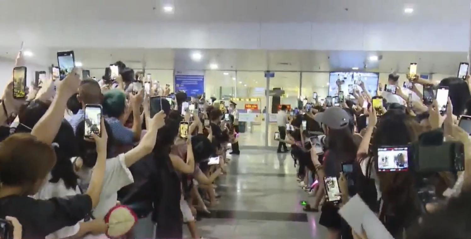 BLACKPINK sử dụng cổng VIP di chuyển khỏi sân bay Nội Bài, đám đông fan chờ đến tận khuya chưng hửng - ảnh 2