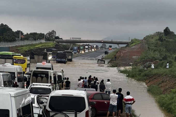 Nước dâng cao gần 1m làm ngập cao tốc Phan Thiết - Dầu Giây, cuốn trôi cả xe tải, kẹt xe kéo dài - ảnh 1