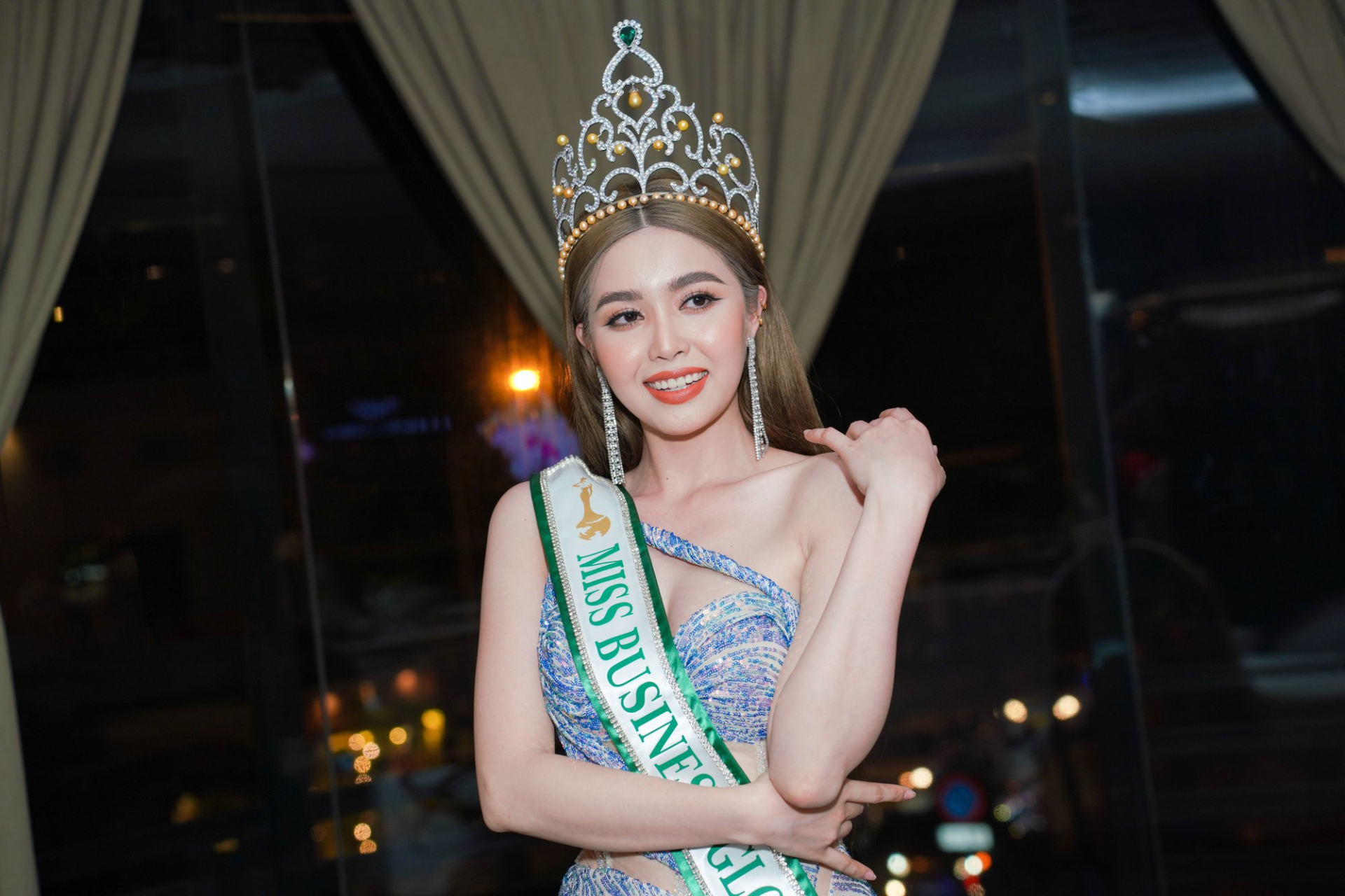 Hoa hậu gốc Bình Định bị BTC tước vương miện sau khi đăng quang vì không hoàn thành nhiệm vụ - ảnh 1