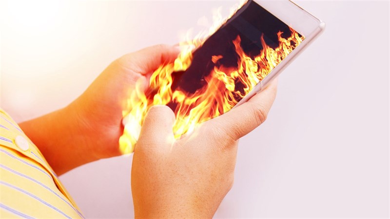 Tại sao điện thoại thường dễ phát nổ khi vừa sạc vừa dùng, cần làm gì để phòng tránh? - ảnh 1