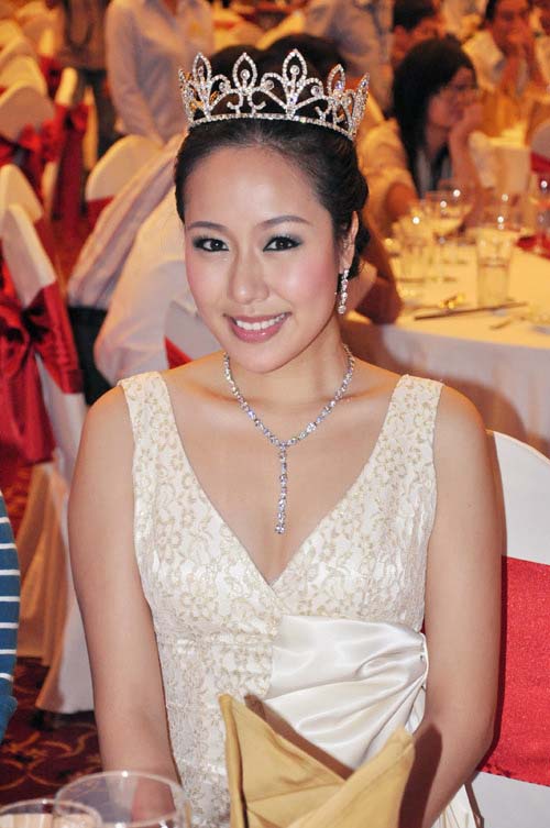 Một Hoa hậu của Việt Nam đội vương miện 13 năm, khẩn thiết mong có người mới kế nhiệm - ảnh 2
