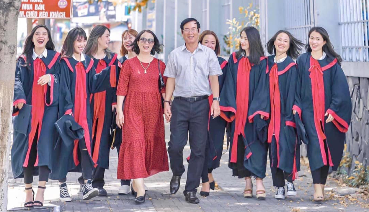 Vợ chồng có 8 cô con gái đều là thạc sĩ và cử nhân, dù vất vả nhưng ...