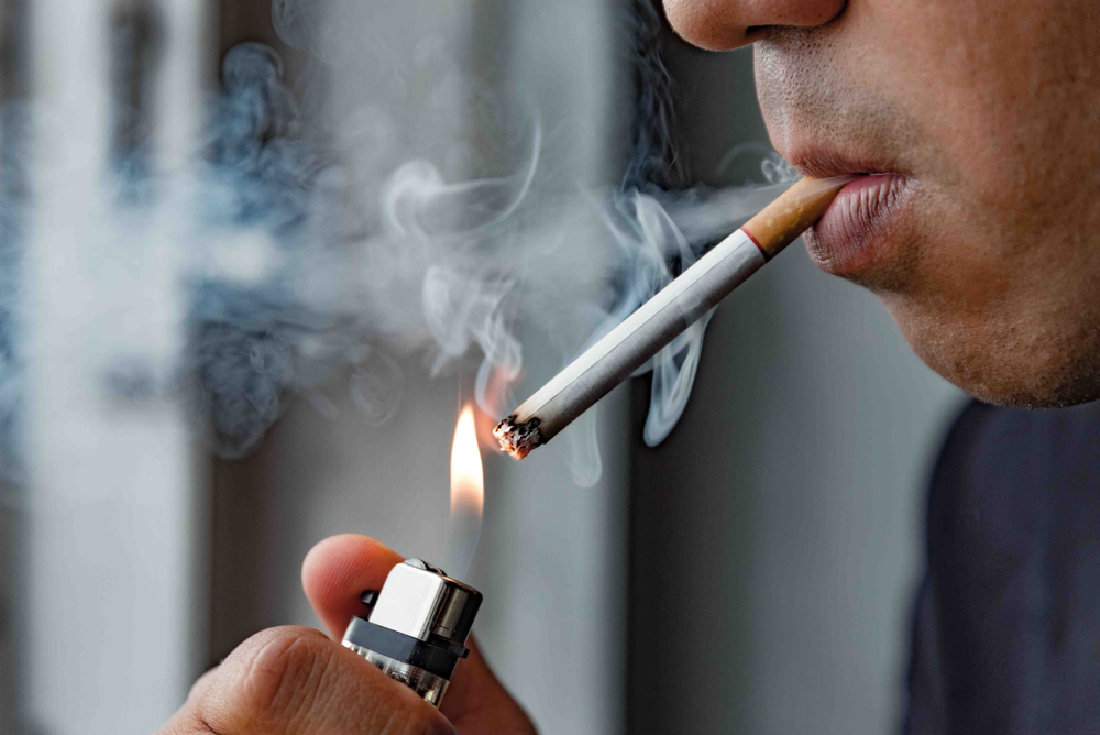 Hút thuốc lá ở chợ, trường học, bệnh viện...có thể bị phạt đến 300.000 VNĐ - ảnh 1