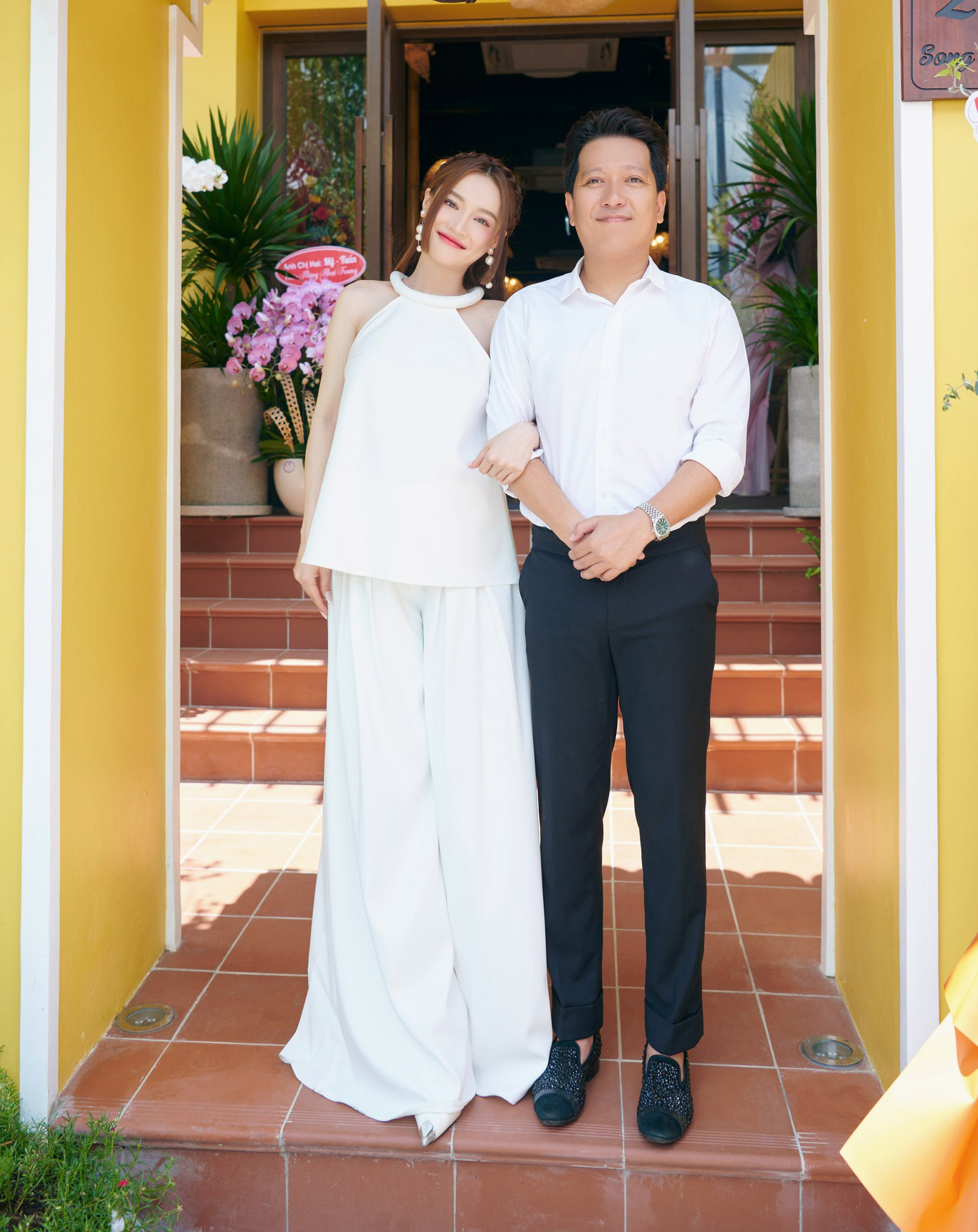 Hari Won và Nhã Phương lên đồ cùng ông xã đi khai trương, mẹ bầu 7 tháng hay vợ MC đều đẹp - ảnh 4