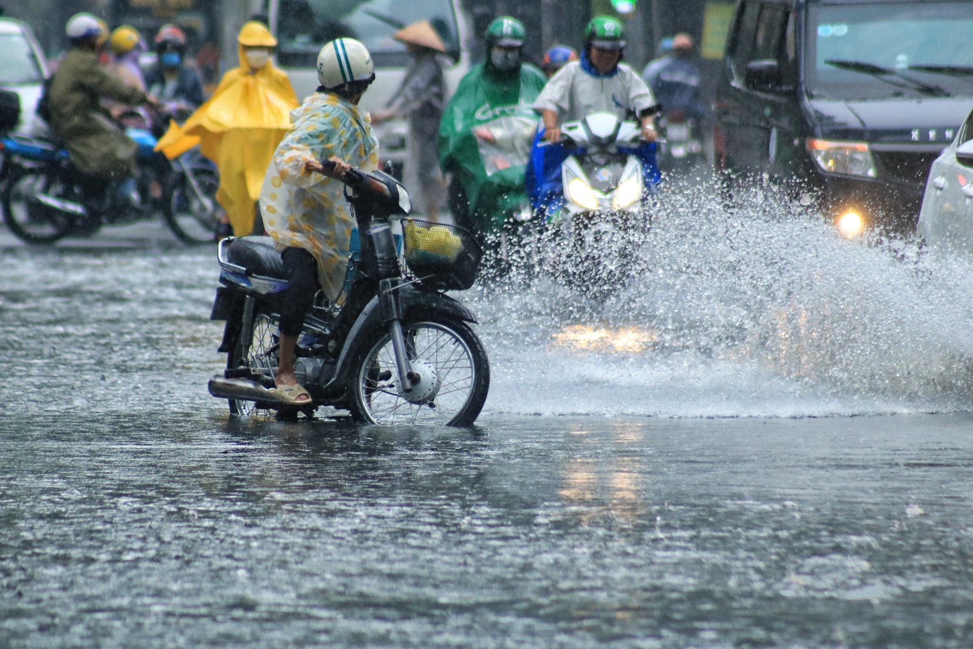 Tình trạng mưa lớn ở TP.HCM kéo dài đến khi nào, vì sao đường phố hay bị ngập sau mưa to? - ảnh 2