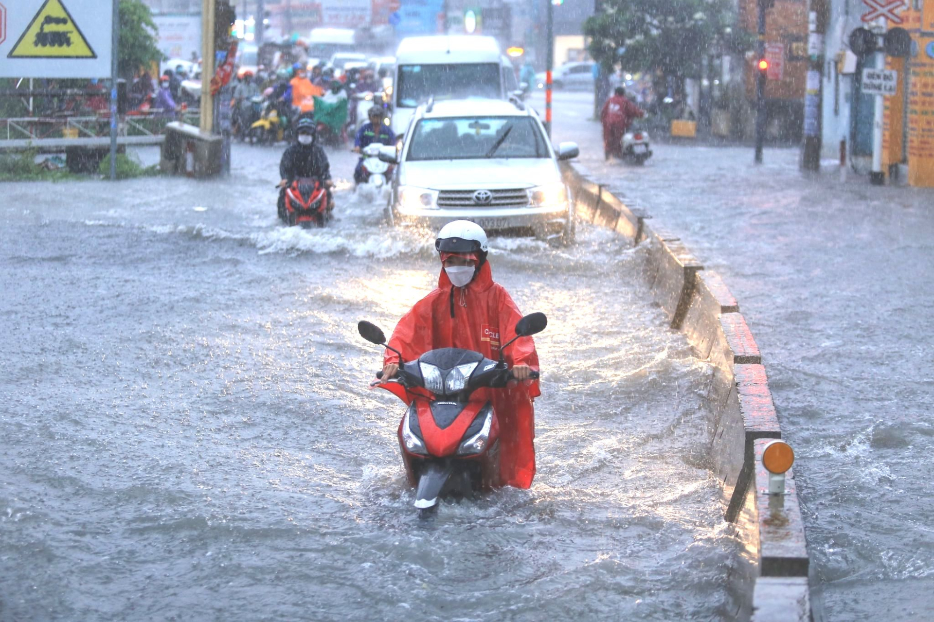 Tình trạng mưa lớn ở TP.HCM kéo dài đến khi nào, vì sao đường phố hay bị ngập sau mưa to? - ảnh 1