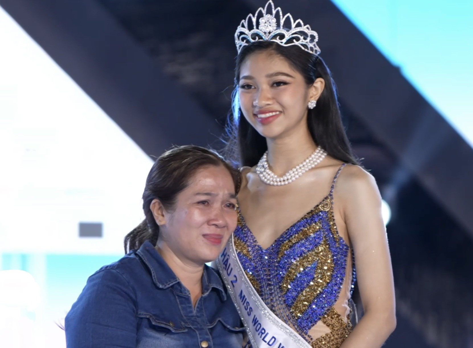 Á hậu Huỳnh Minh Kiên bật khóc nức nở trên sân khấu sau 1 tháng kể từ Miss World Vietnam, chuyện gì đã xảy ra? - ảnh 3
