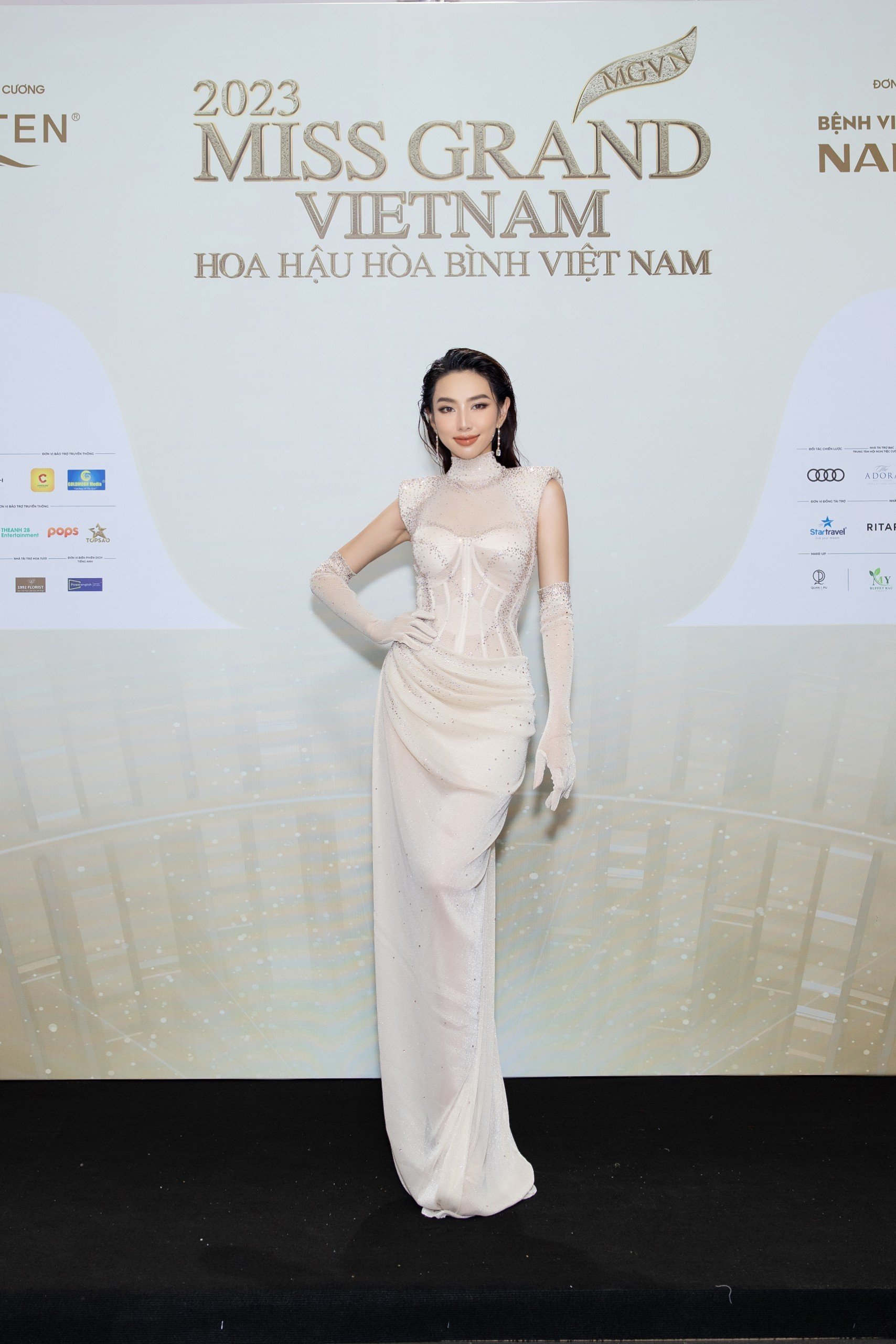 Thảm đỏ chung khảo toàn quốc Miss Grand Vietnam 2023: Huỳnh Minh Kiên khoe đường cong, Thuỳ Tiên kín đáo vẫn đẹp - ảnh 2