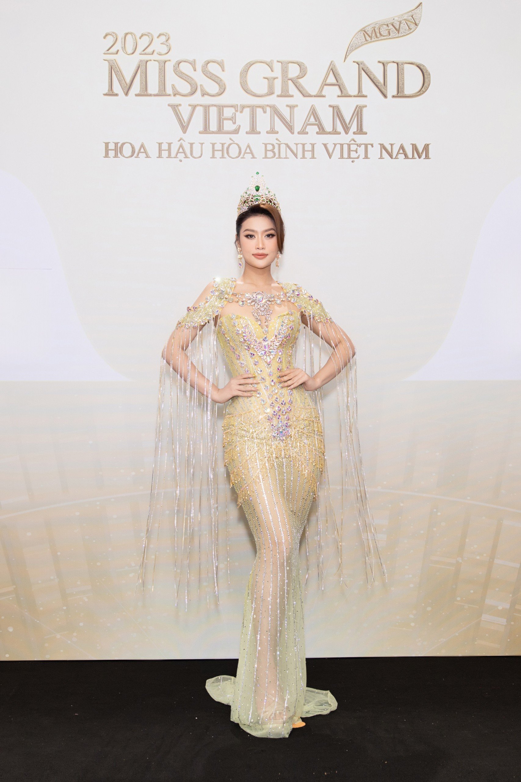 Thảm đỏ chung khảo toàn quốc Miss Grand Vietnam 2023: Huỳnh Minh Kiên khoe đường cong, Thuỳ Tiên kín đáo vẫn đẹp - ảnh 1