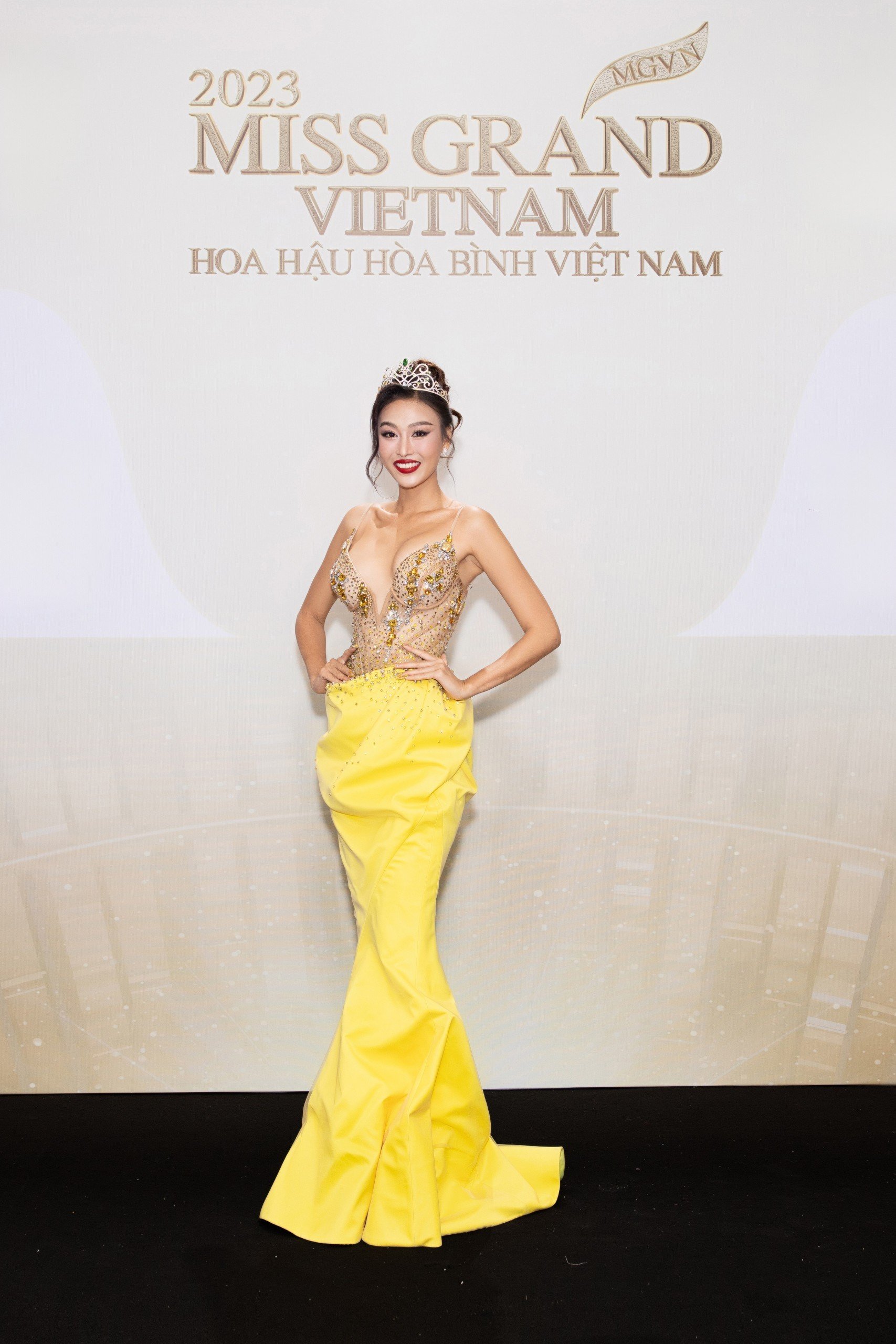 Thảm đỏ chung khảo toàn quốc Miss Grand Vietnam 2023: Huỳnh Minh Kiên khoe đường cong, Thuỳ Tiên kín đáo vẫn đẹp - ảnh 11