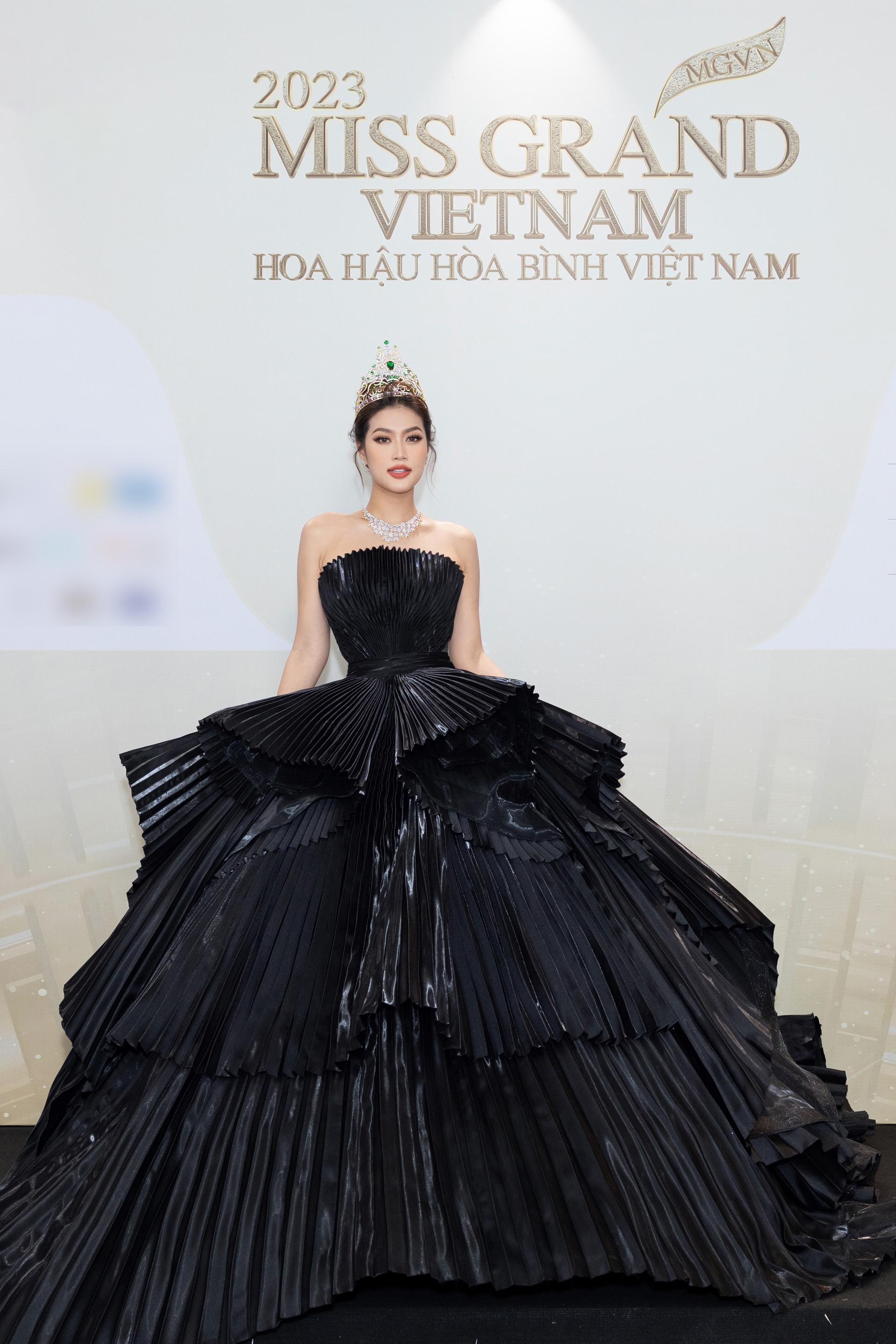 Thảm đỏ chung kết Miss Grand Vietnam 2023: Vợ chồng Trường Giang Nhã Phương đi cùng bạn trai tin đồn của Đoàn Thiên Ân - ảnh 1