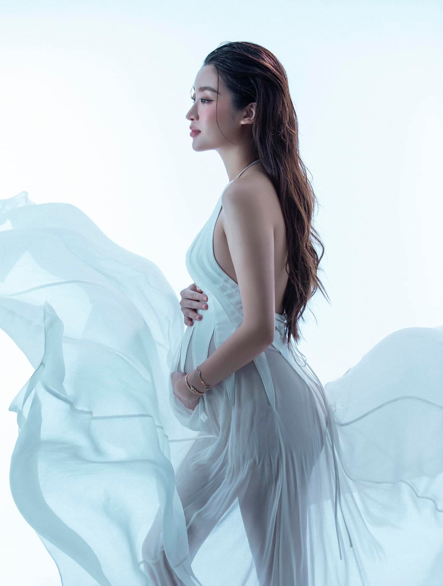 Hoa hậu Đỗ Mỹ Linh công khai hình ảnh mang thai, thêm một mẹ bầu Vbiz đẹp không tì vết - ảnh 2