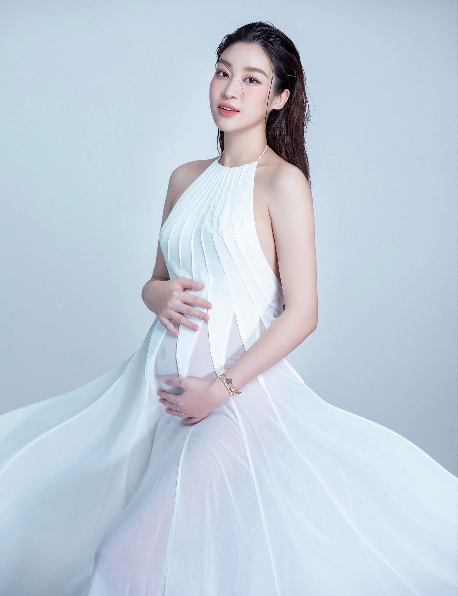 Hoa hậu Đỗ Mỹ Linh công khai hình ảnh mang thai, thêm một mẹ bầu Vbiz đẹp không tì vết - ảnh 1