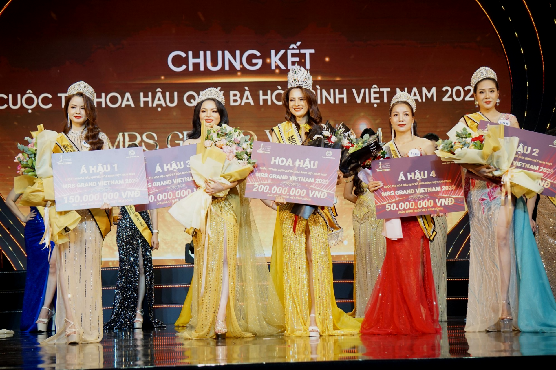 Việt Nam có thêm Hoa hậu vừa đăng quang, người đẹp 38 tuổi và mắc chứng trầm cảm nặng nhiều năm qua - ảnh 1