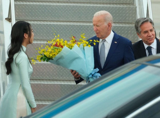 Thông tin nữ sinh tặng hoa Tổng thống Mỹ Joe Biden tại sân bay Nội bài, thành tích học tập cực khủng - ảnh 2