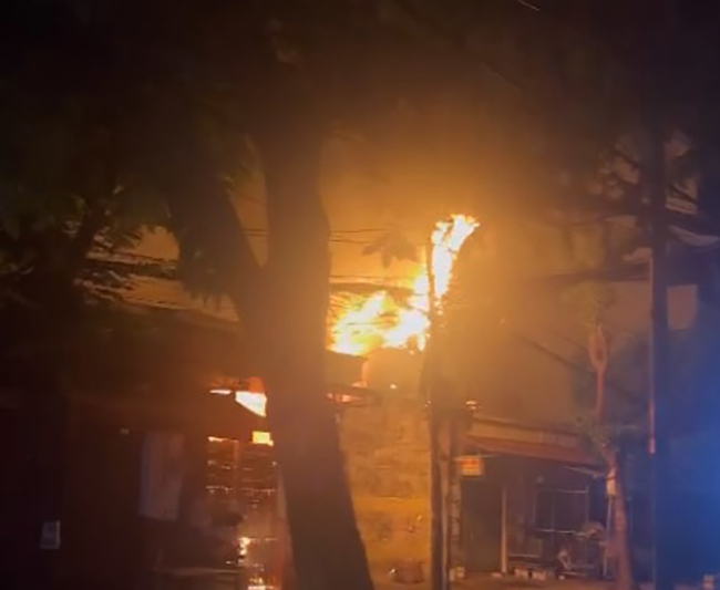 Hàng xóm tiếc thương vụ 2 cháu bé không qua khỏi sau đám cháy, tiếng kêu cứu tắt dần trong biển lửa - ảnh 1