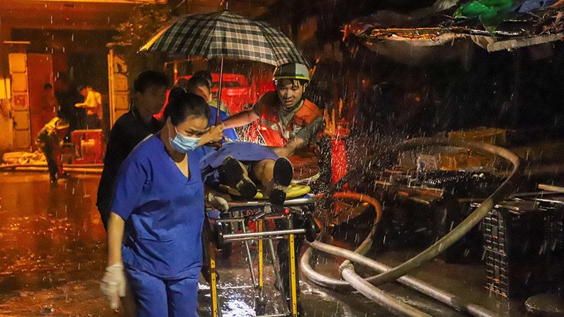 Nam ca sĩ Du Thiên đến thắp hương, hỗ trợ 20 triệu đồng cho nạn nhân vụ cháy chung cư mini ở Hà Nội - ảnh 3