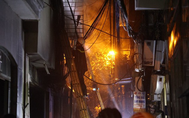 Tiếp tục cháy chung cư cao tầng tại Hà Nội, 5 người thoát khỏi khói lửa lúc rạng sáng - ảnh 2