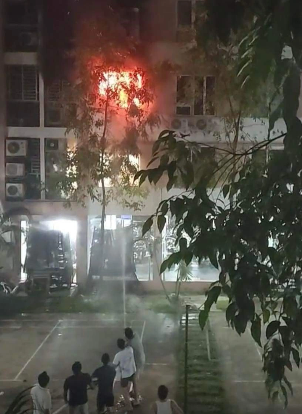 Tiếp tục cháy chung cư cao tầng tại Hà Nội, 5 người thoát khỏi khói lửa lúc rạng sáng - ảnh 1