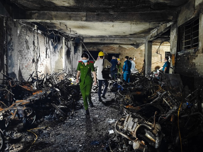 Tiếp tục cháy chung cư cao tầng tại Hà Nội, 5 người thoát khỏi khói lửa lúc rạng sáng - ảnh 3