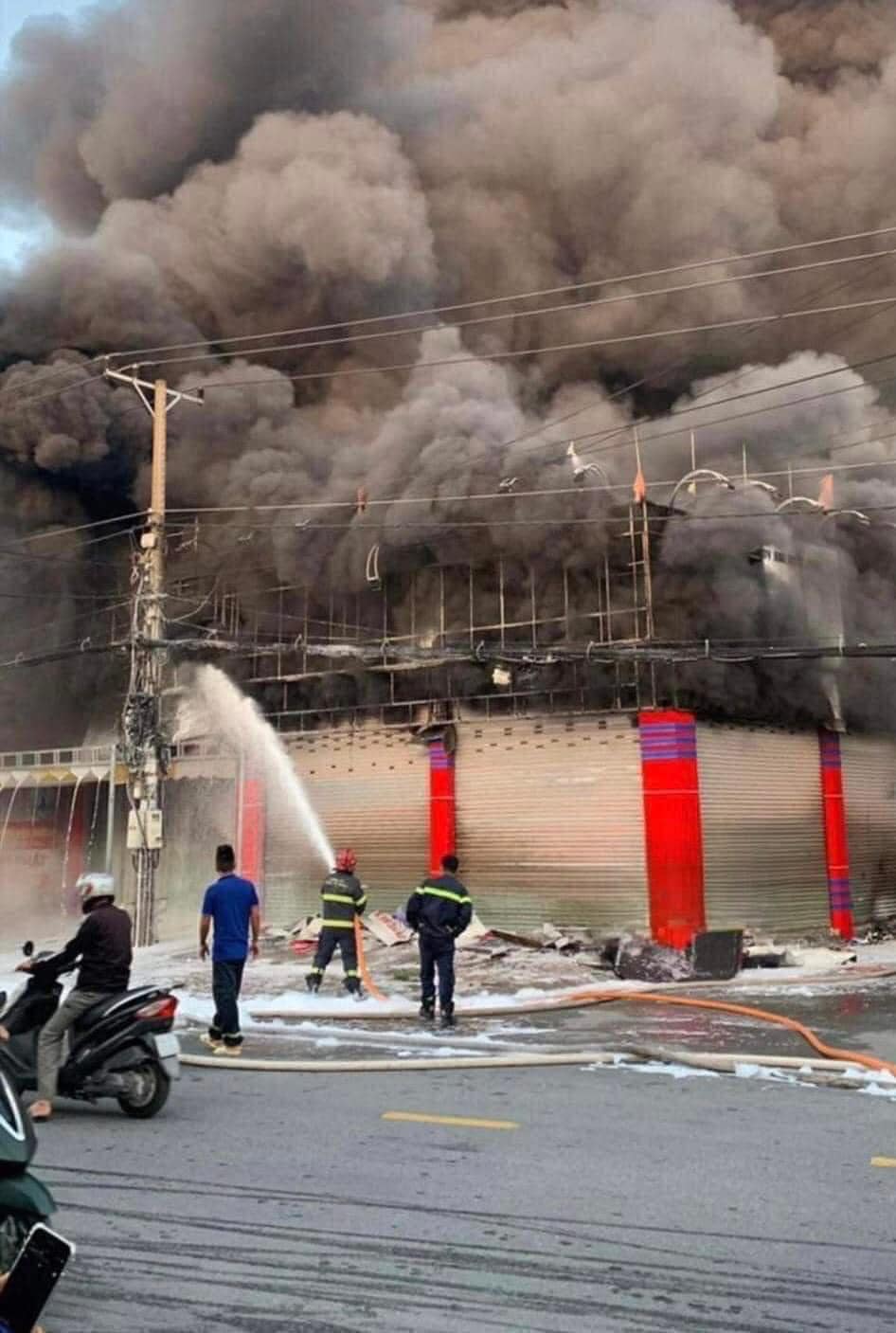 Cháy lớn tại cửa hàng xe máy ở Bình Dương, thiêu rụi toàn bộ tài sản, thiệt hại ước tính hàng tỷ đồng - ảnh 1