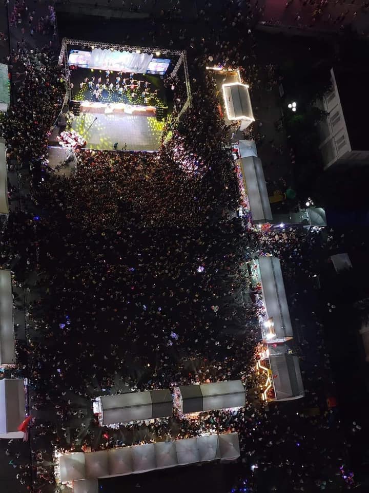 Cảnh tượng đông nghẹt người tại một chung cư ở Hà Nội, tưởng sự kiện quốc tế ai ngờ là lễ hội này - ảnh 1