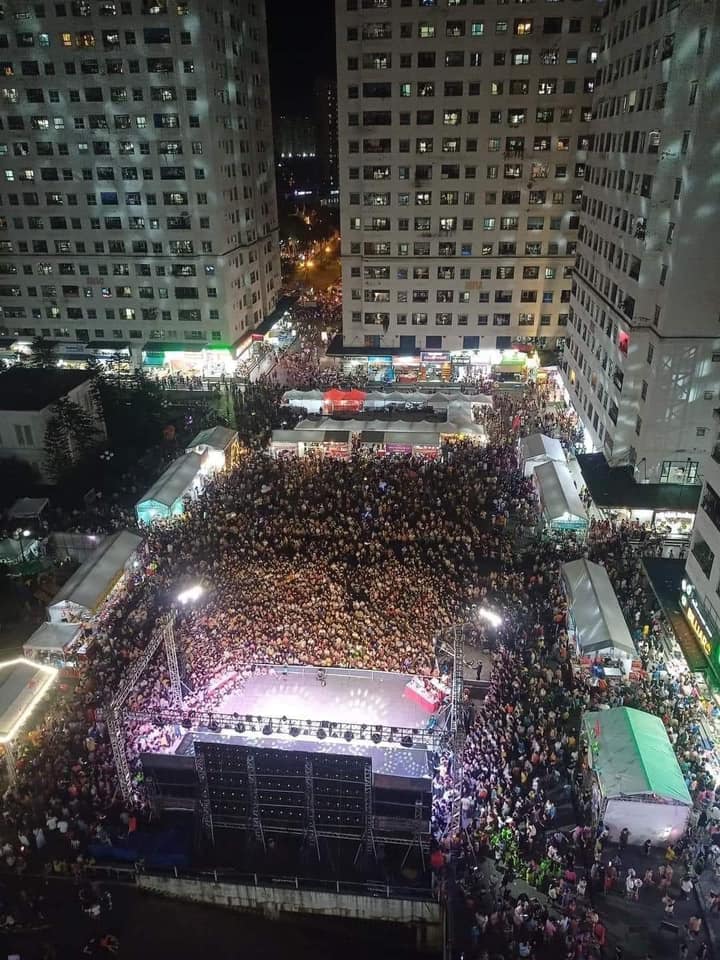 Cảnh tượng đông nghẹt người tại một chung cư ở Hà Nội, tưởng sự kiện quốc tế ai ngờ là lễ hội này - ảnh 2