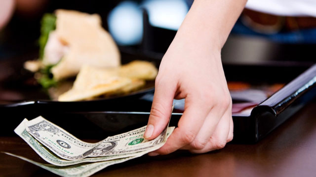 TikToker gây tranh cãi với quan điểm: 'Không boa tiền cho phục vụ thì đừng đi ăn nhà hàng' - ảnh 3