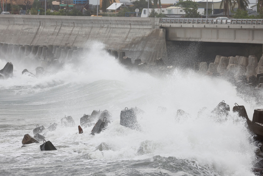 Bão Koinu chính thức đi vào biển Đông trở thành cơn bão số 4 của Việt Nam, cảnh báo vùng ảnh hưởng - ảnh 2