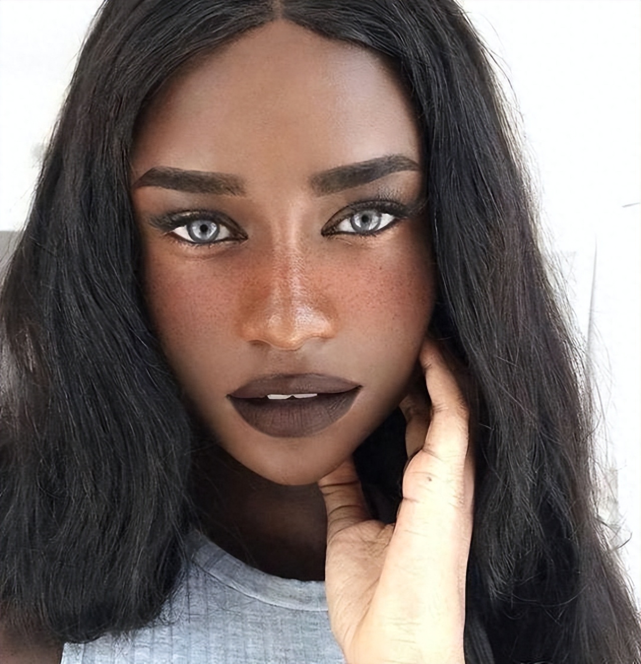 Cô gái châu Phi được công nhận là 'người da đen đẹp nhất thế giới', đến trường cũng cần vệ sĩ - ảnh 5