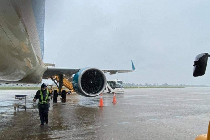 Hàng không bắt đầu điều chỉnh lịch bay tránh bão Koinu, nguy cơ ảnh hưởng đến đất liền Việt Nam như thế nào? - ảnh 1