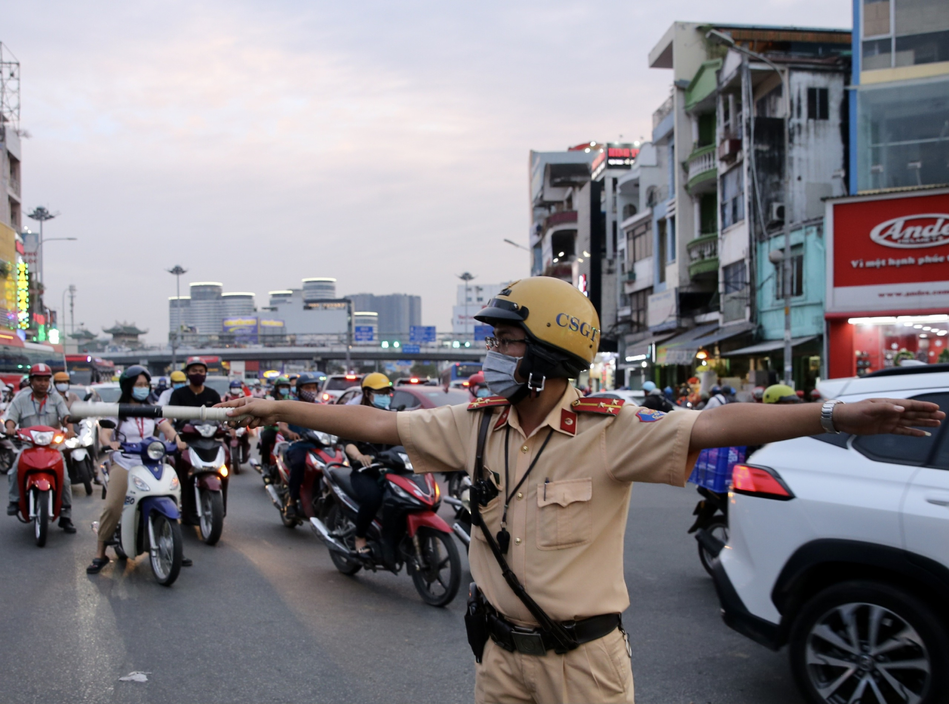 Khi đi đường, hiệu lệnh của Cảnh sát giao thông trái với biển báo, đèn tín hiệu thì nên tuân thủ theo bên nào? - ảnh 1
