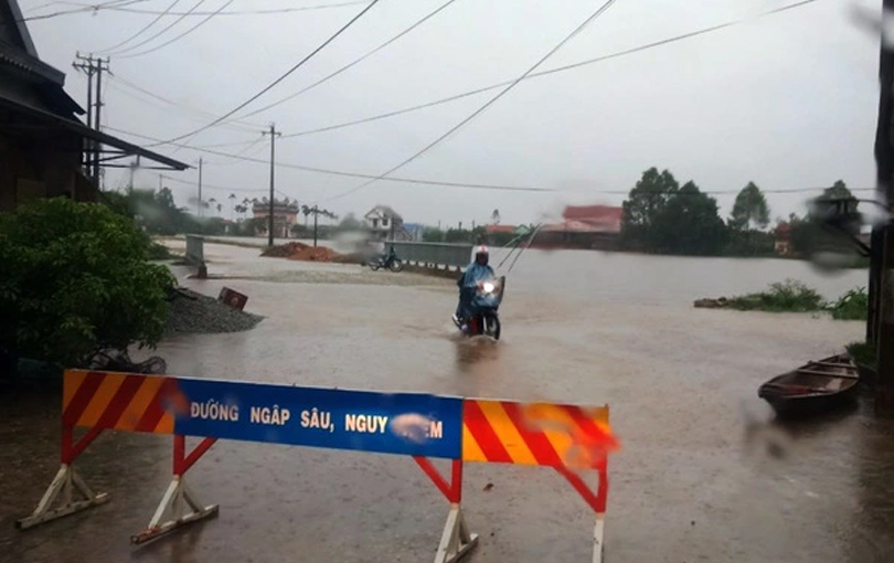 Hàng nghìn học sinh nghỉ học vì mưa lũ ở các tỉnh miền Trung, dự báo sắp đón 3 đợt mưa lớn dồn dập - ảnh 2