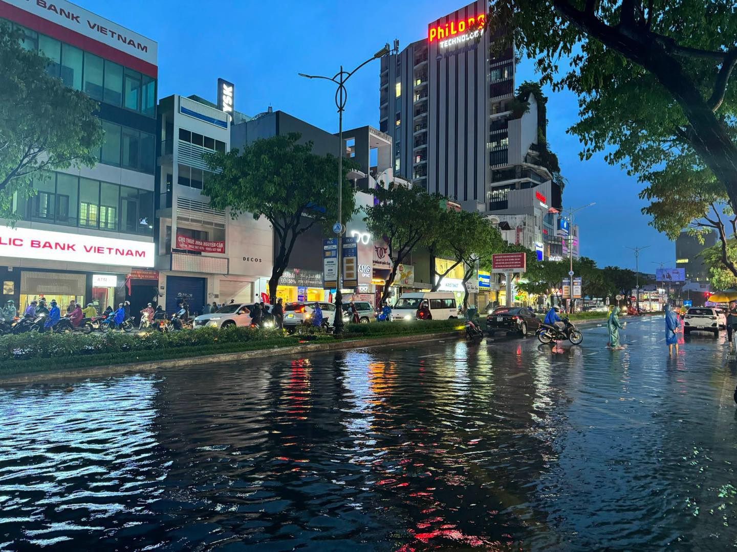 Nâng cảnh báo rủi ro mưa lũ ở Đà Nẵng, Thừa Thiên - Huế lên mức cao nhất, đã có 2 người thiệt mạng - ảnh 2