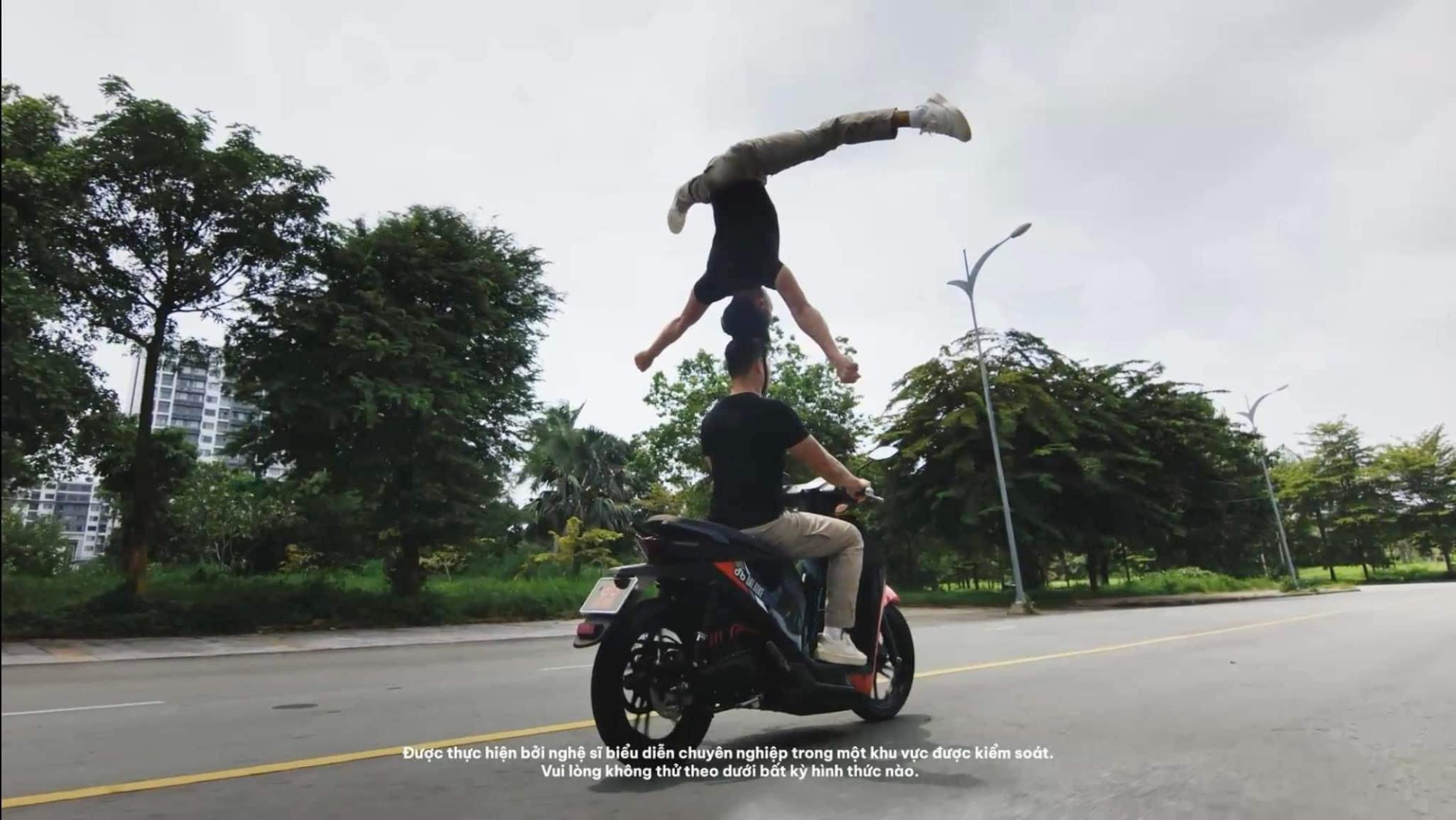 Phía Quốc Cơ và Quốc Nghiệp nói gì về hình ảnh không đội mũ bảo hiểm, 'làm xiếc' trên xe máy? - ảnh 3
