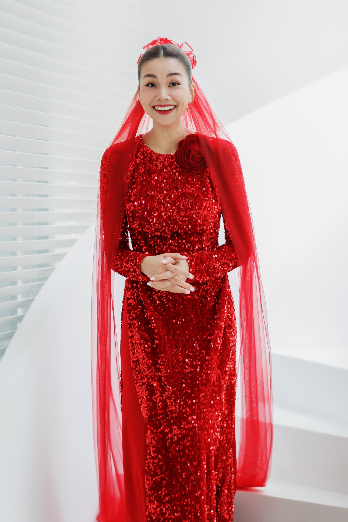 Hình ảnh từ hôn lễ của siêu mẫu Thanh Hằng, cô dâu đẹp rực rỡ trong sắc đỏ về nhà chồng - ảnh 7
