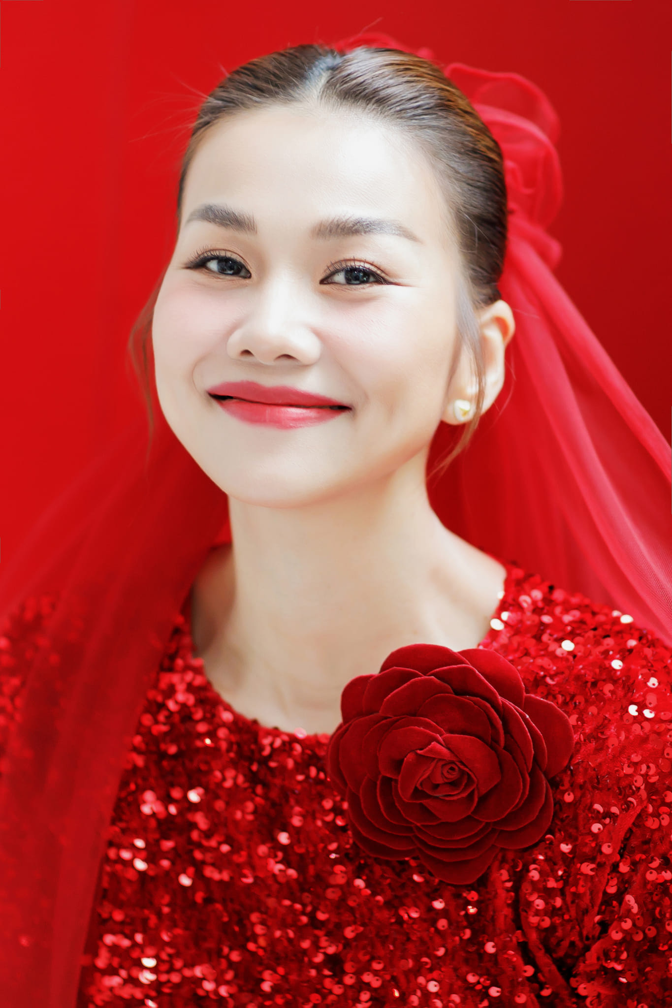 Hình ảnh từ hôn lễ của siêu mẫu Thanh Hằng, cô dâu đẹp rực rỡ trong sắc đỏ về nhà chồng - ảnh 3