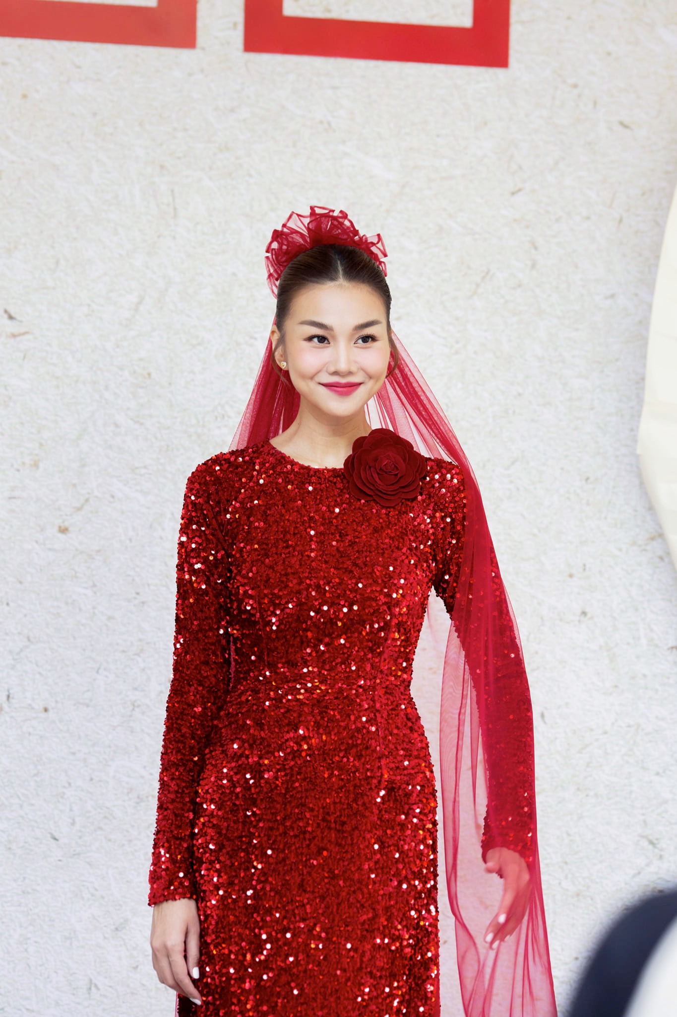 Hình ảnh từ hôn lễ của siêu mẫu Thanh Hằng, cô dâu đẹp rực rỡ trong sắc đỏ về nhà chồng - ảnh 2