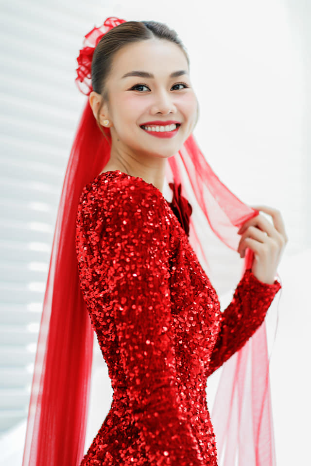 Hình ảnh từ hôn lễ của siêu mẫu Thanh Hằng, cô dâu đẹp rực rỡ trong sắc đỏ về nhà chồng - ảnh 4