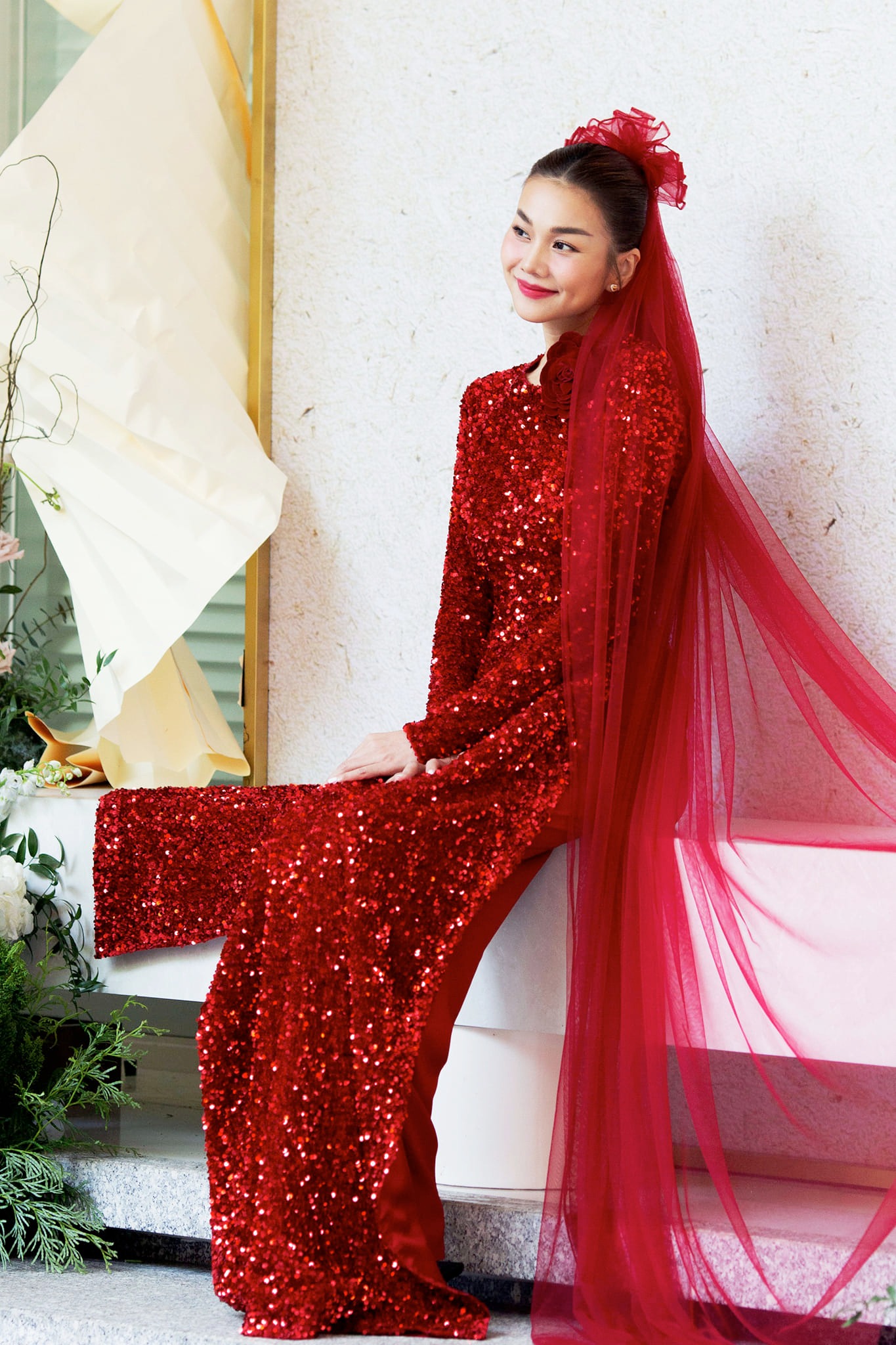 Hình ảnh từ hôn lễ của siêu mẫu Thanh Hằng, cô dâu đẹp rực rỡ trong sắc đỏ về nhà chồng - ảnh 1