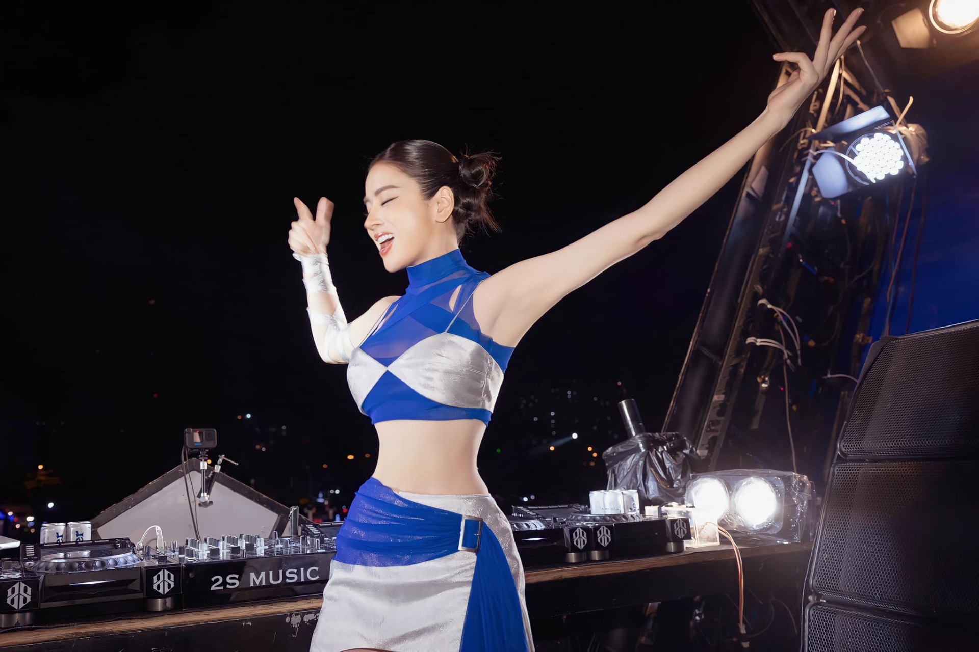 Nhan sắc xinh đẹp của Mie, nữ DJ mặc kín đáo và 'ngoan nhất Việt Nam' - ảnh 2