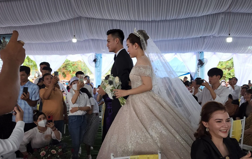 Vì sao các cầu thủ Việt Nam thường tổ chức đám cưới ở sân vận động? - ảnh 6