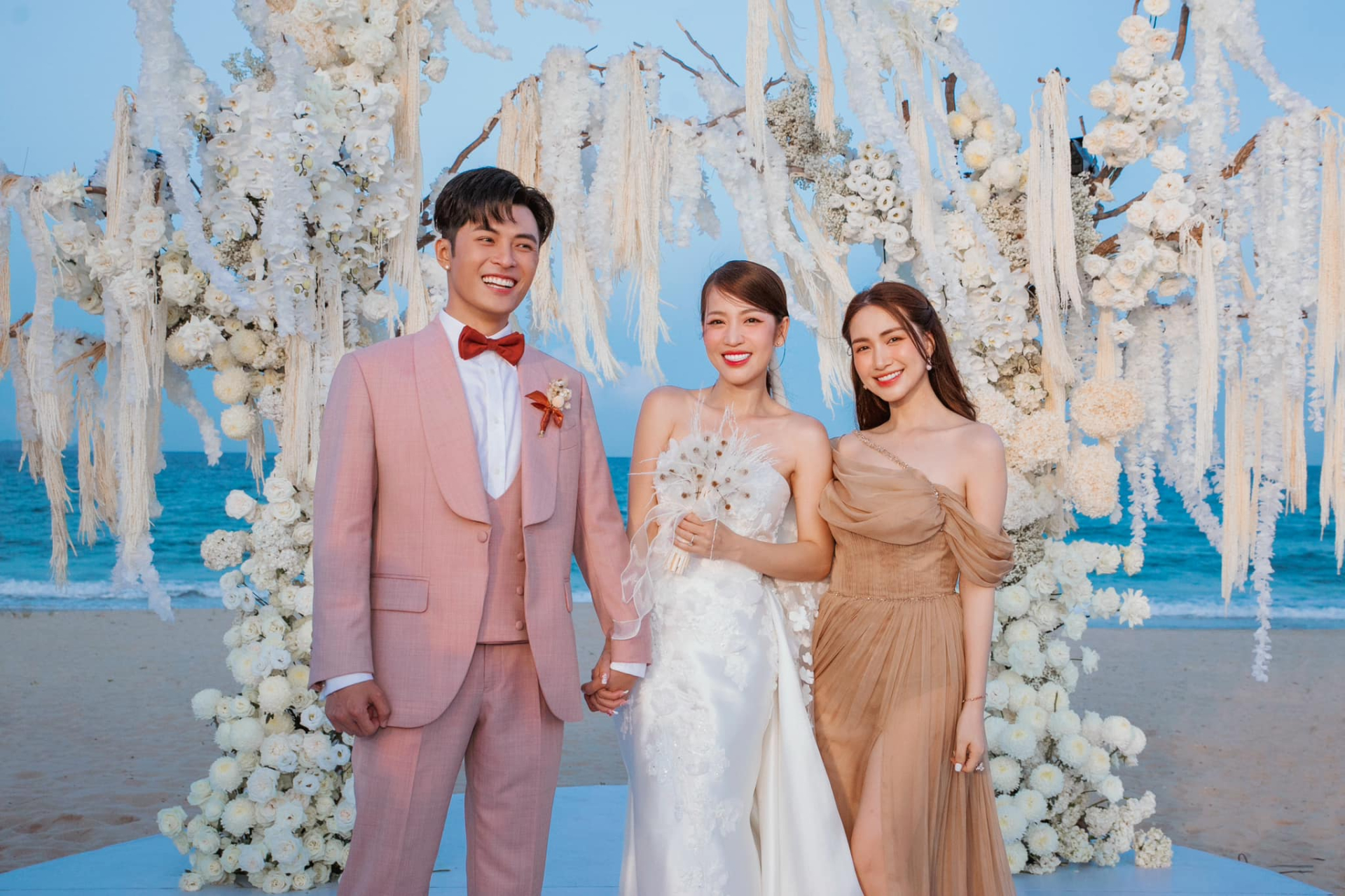 Hoà Minzy 'dành cả tháng để ăn cưới', vừa 'quẩy' hôn lễ Puka giờ đã có mặt ở ngày vui của Đoàn Văn Hậu - ảnh 5