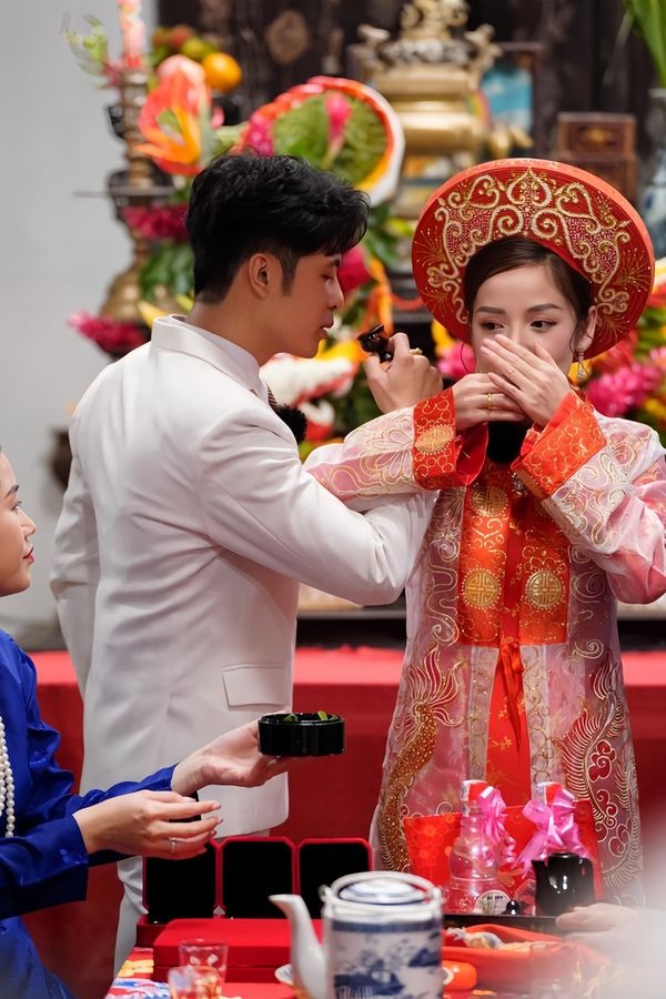 Puka và Gin Tuấn Kiệt quy định khách mặc đồ bà ba, dựng bối cảnh 'Đất phương Nam' ở đám cưới Đồng Tháp - ảnh 1