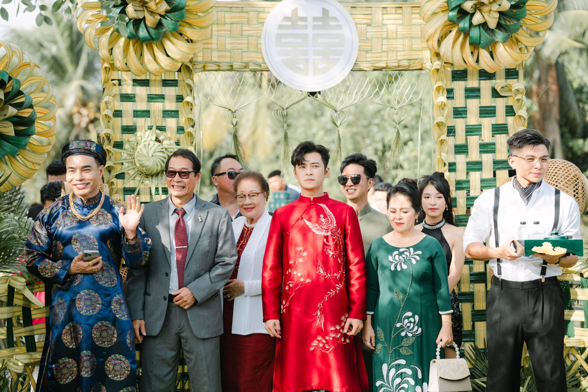 Phản ứng của mẹ Gin Tuấn Kiệt khi 'con gái nuôi' Hòa Minzy nhảy tưng bừng tại đám cưới ở Đồng Tháp - ảnh 4