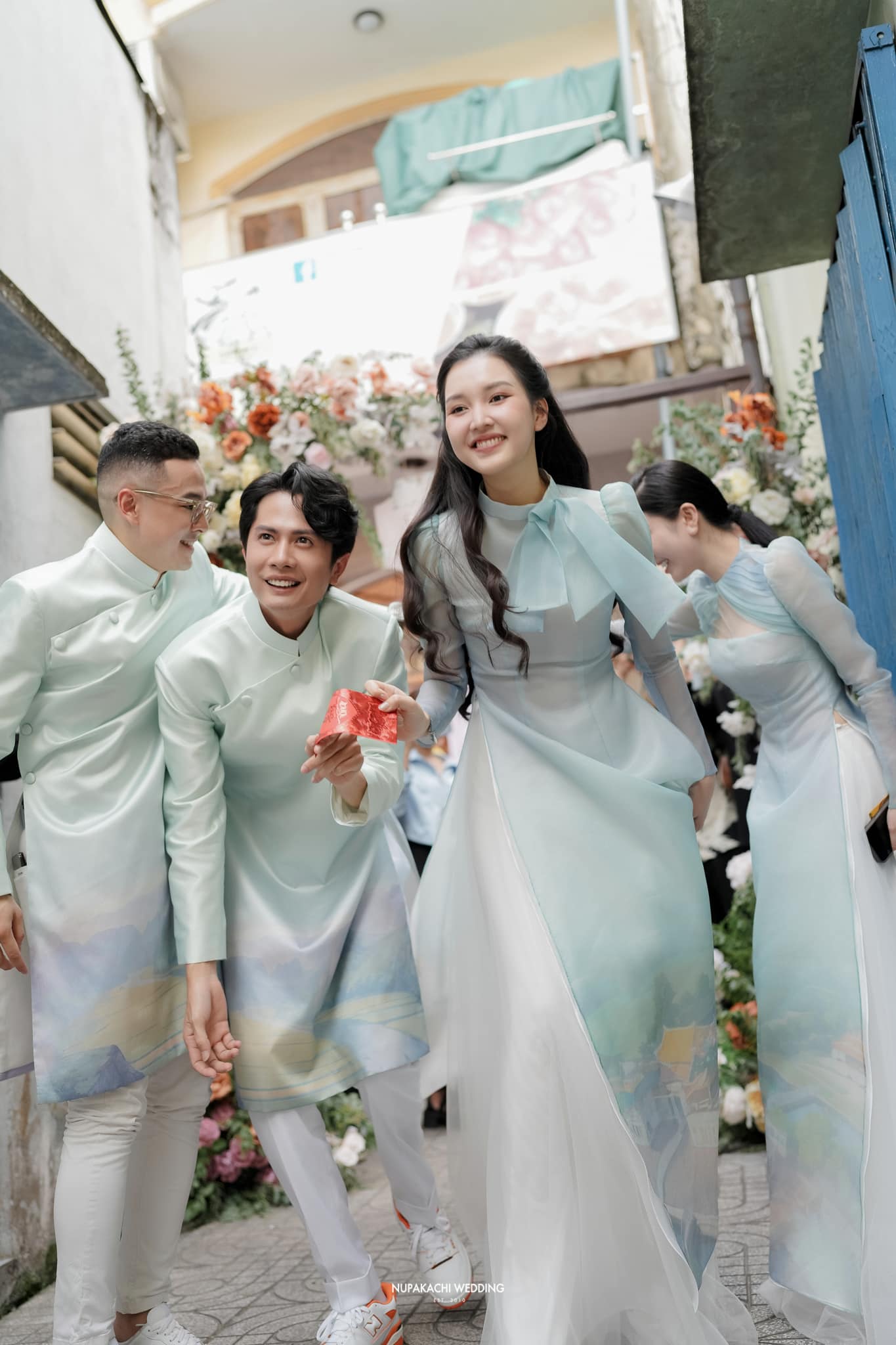 Khả Như và Huỳnh Phương 'né' nhau tuyệt đối tại đám cưới Phương Lan, nhưng một chi tiết để lộ chuyện tình cảm? - ảnh 2