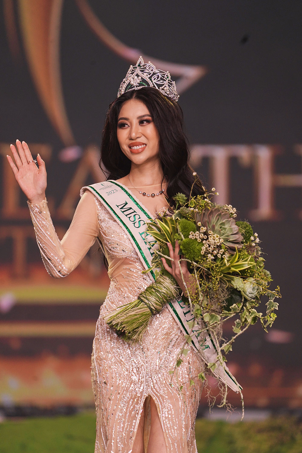 Hoa hậu Trái đất Việt Nam 2023 té ngã trên thảm xanh, phản ứng sau đó nhận được khen ngợi - ảnh 1