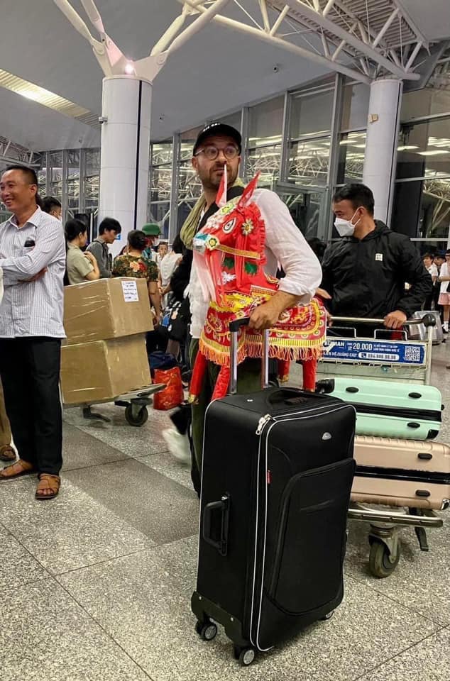 Xuất hiện hình ảnh người đàn ông ngồi nhặt rau muống ngay giữa sân bay, 'quà' Việt được du khách mê mẩn? - ảnh 2