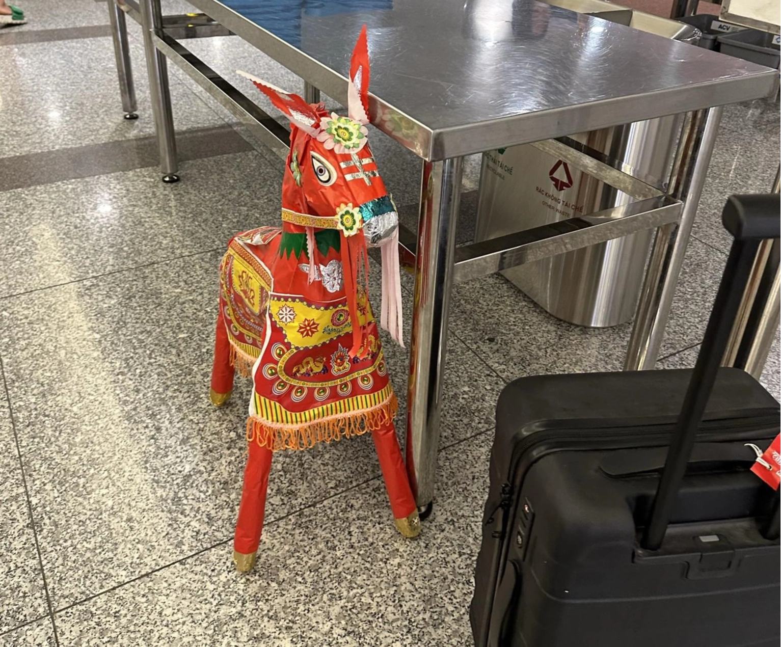 Xuất hiện hình ảnh người đàn ông ngồi nhặt rau muống ngay giữa sân bay, 'quà' Việt được du khách mê mẩn? - ảnh 3